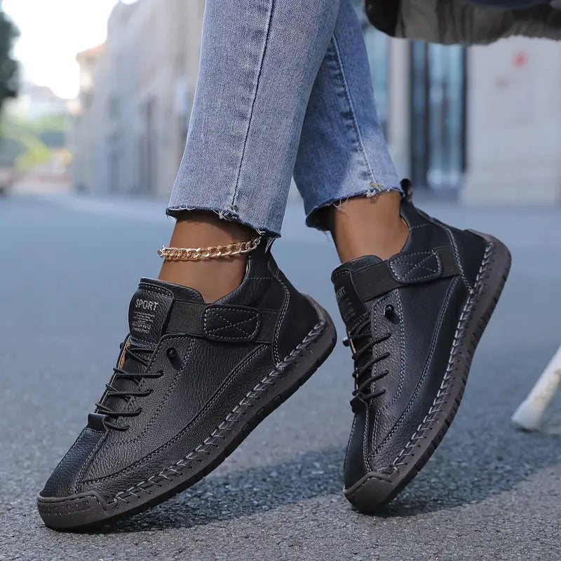 Phoebe sneakers in Black
